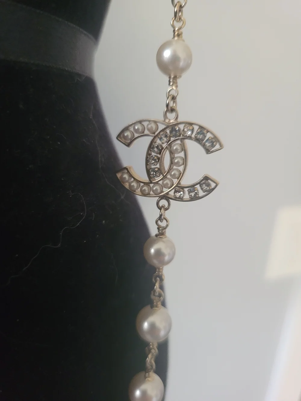 Authentic Chanel Pearl Beaded Long Necklace with Gold-Tone Accents - Picture 4 of 7